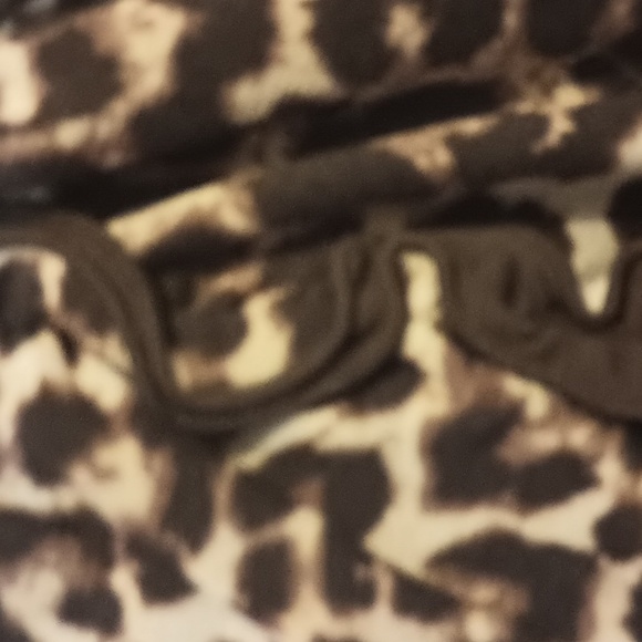 Animal print blouse, sorry sleeve with beautiful design on front - Picture 2 of 3